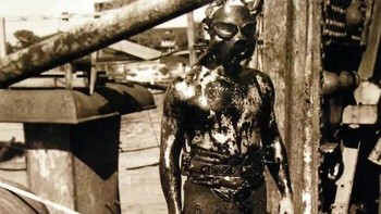 Penyelam Keluar dari USS Arizona yang Tenggelam (1943). Seorang penyelam muncul dari bagian dalam kapal perang USS Arizona yang tenggelam di Pearl Harbor. Foto yang dirilis pada 23 Mei 1943 ini memperlihatkan kondisi berbahaya saat proses penyelaman di dalam bangkai kapal yang masih dipenuhi minyak. Foto: Boredpanda