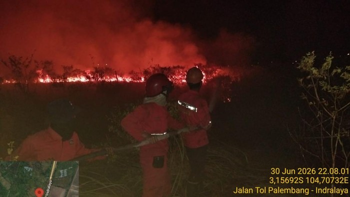 Pemadaman karhutla dilakukan personel Manggala Agni.