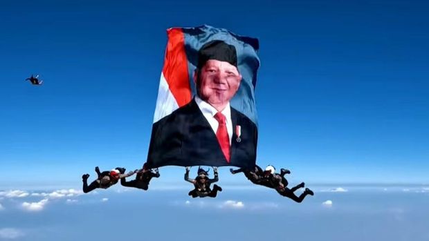 Foto Prabowo dikibarkan para penerjun payung Polri (dok. YouTube Setpres) Foto Prabowo dikibarkan para penerjun payung Polri (dok. YouTube Setpres)