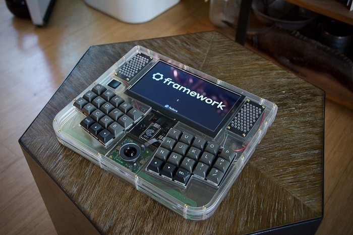 Framedeck, cyberdeck dari Richard Sutherland yang berbasis komputer Framework.
