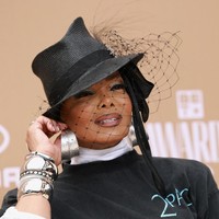 Pakai Topi Fedora Khas Michael, Janet Jackson Beri Tribut untuk Sang Kakak
