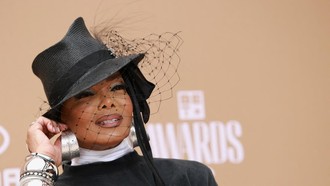 Pakai Topi Fedora Khas Michael, Janet Jackson Beri Tribut untuk Sang Kakak