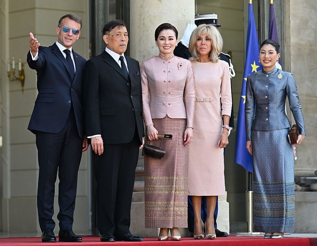 Pada 29 Juni, Putri Sirivannavari menghadiri upacara penyambutan resmi di Hôtel des Invalides dengan mengenakan gaun bersiluet busana nasional Thai Amarin dalam warna abu-abu metalik yang mengilap. Busana rancangan Tirapan tersebut dibuat dari kain Pha Yok Dok, yaitu sutra brokat khas Thailand, yang dipercantik taburan sequin sehingga menghasilkan tampilan elegan tanpa terlihat berlebihan. (Foto: Mustafa Yalcin/Anadolu via Getty Images)