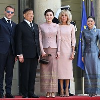 Pada 29 Juni, Putri Sirivannavari menghadiri upacara penyambutan resmi di Hôtel des Invalides dengan mengenakan gaun bersiluet busana nasional Thai Amarin dalam warna abu-abu metalik yang mengilap. Busana rancangan Tirapan tersebut dibuat dari kain Pha Yok Dok, yaitu sutra brokat khas Thailand, yang dipercantik taburan sequin sehingga menghasilkan tampilan elegan tanpa terlihat berlebihan. (Foto: Mustafa Yalcin/Anadolu via Getty Images)