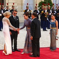 Malam harinya, saat menghadiri jamuan kenegaraan di Istana Élysée yang digelar Presiden Prancis dan Ibu Negara, sang putri memilih gaun Thai Dusit.Gaun tanpa lengan berleher lebar yang lazim dikenakan untuk acara resmi malam hari itu dibuat dari Pha Yok Mai, sutra brokat bermotif kecil yang diwarnai menggunakan indigo alami. (Foto: REUTERS/Abdul Saboor)