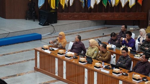Gubernur Bali, Wayan Koster (dua dari kiri), mengikuti rapat koordinasi dengan Menteri Dalam Negeri dan Ketua DEN di Jakarta, Selasa (30/6/2026). (Dok. Pemprov Bali)