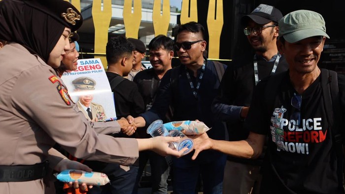 Hari Bhayangkara ke-80 di Polda Metro Jaya, Polwan bagikan bunga kepada Koalisi Masyarakat Sipil