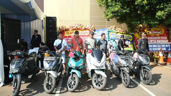 Hari Bhayangkara Ke-80, Kapolres Jaksel Kembalikan Motor Curian ke Pemilik