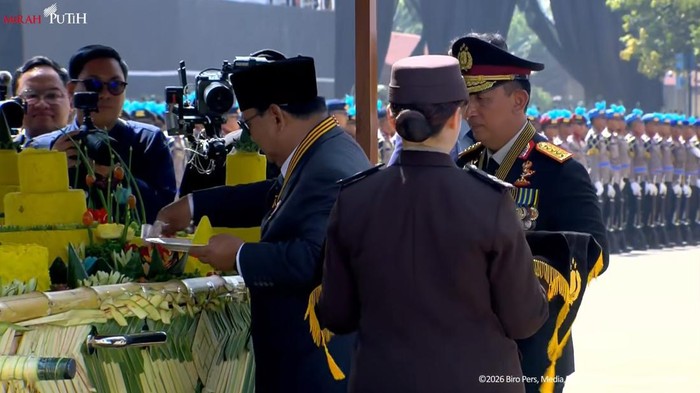 Hari Bhayangkara ke-80, Prabowo Salami Kapolri lalu Potong Tumpeng