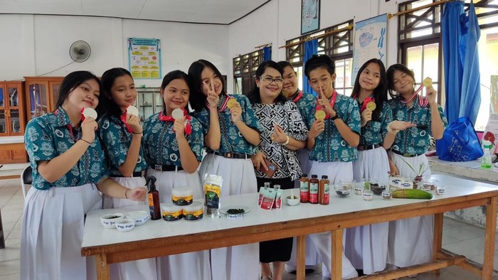 Helita bersama anak didiknya di laboratorium sekolah