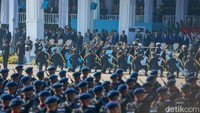 Presiden Prabowo Subianto memberikan apresiasi saat menjadi inspektur upacara peringatan Hari Bhayangkara ke-80 di Satlat Brimob Polri, Cikeas, Kabupaten Bogor.