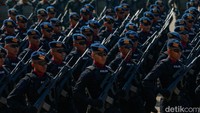Sejumlah pasukan Brimob melakukan parade saat berlangsungnya peringatan Hari Bhayangkara ke-80 di Satlat Brimob Polri, Cikeas, Kabupaten Bogor, Jawa Barat, Rabu (1/7/2026).
