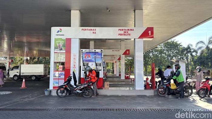 Ilustrasi pengisian BBM nonsubsidi Pertamina