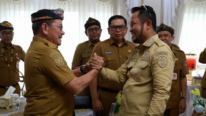 Ingkong Ala (kiri) saat bersama Gubernur Kaltim
