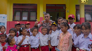 Semangat Anak di Pedalaman Buru Selatan Tempuh Pendidikan Berkat Iptu Bastian