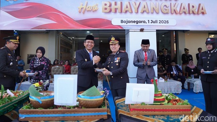 Kapolres Bojonegoro AKBP Afrian Satya Permadi bersalaman dengan Bupati Setyo Wahono