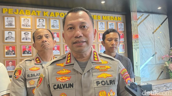 Kapolrestabes Medan Kombes Jean Calvijn Simanjuntak saat diwawancarai.