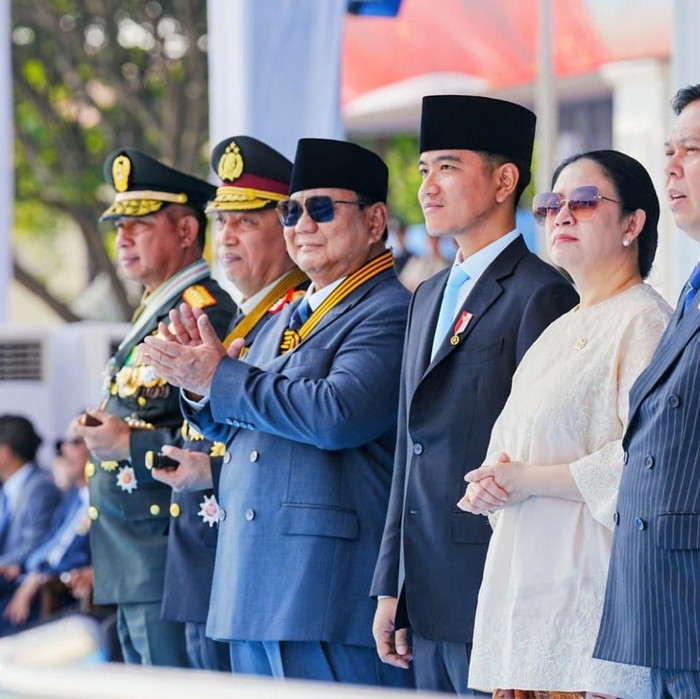 Kapolri Jenderal Listyo Sigit Prabowo diberi potongan tumpeng oleh Presiden Prabowo.
