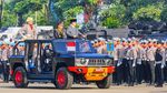 Momen Kapolri Diberi Tumpeng oleh Prabowo di Hari Bhayangkara Ke-80