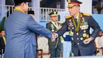Momen Kapolri Diberi Tumpeng oleh Prabowo di Hari Bhayangkara Ke-80