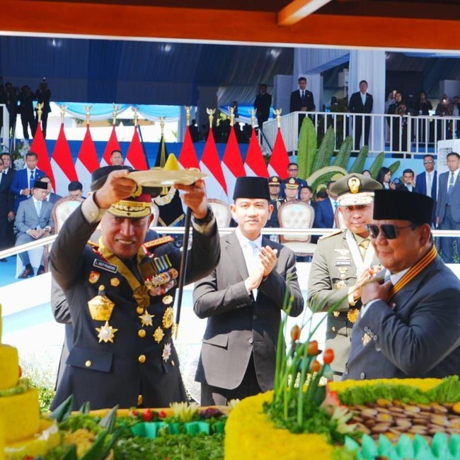 Momen Kapolri Diberi Tumpeng oleh Prabowo di Hari Bhayangkara Ke-80