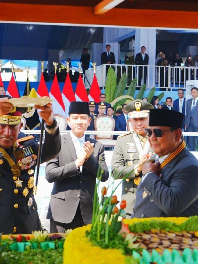Momen Kapolri Diberi Tumpeng oleh Prabowo di Hari Bhayangkara Ke-80
