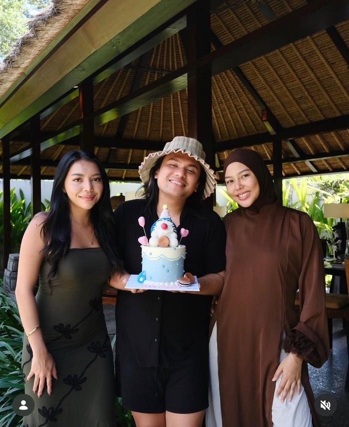 Keanu Agl Hobi Kulineran, Makan Hot Pot di Bali hingga Mangga di Thailand