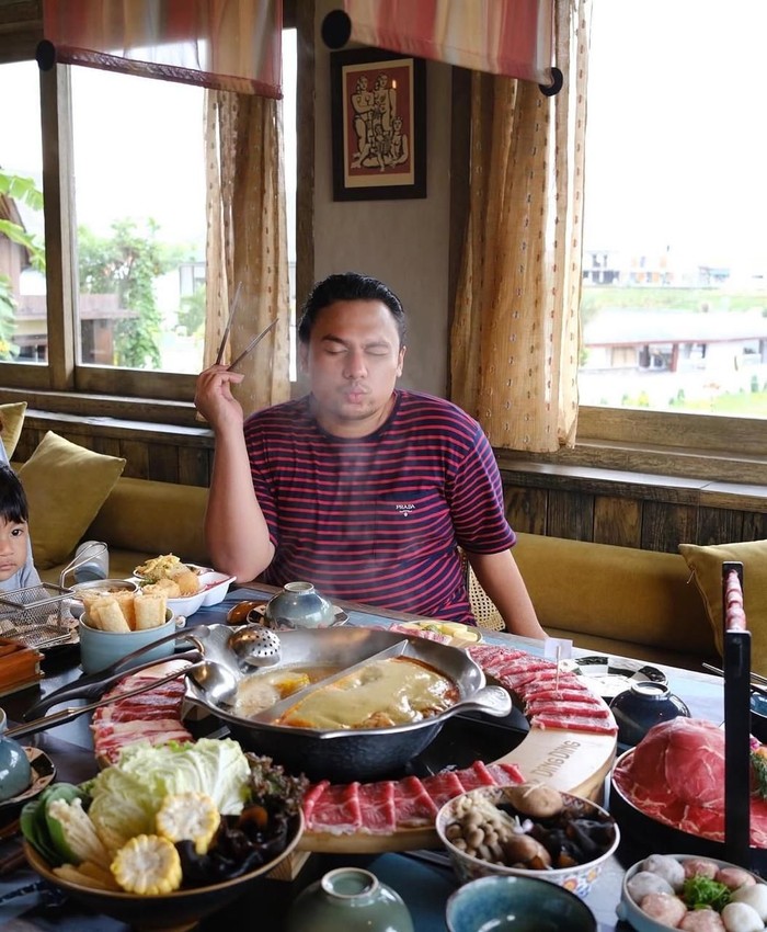 Keanu Agl Hobi Kulineran, Makan Hot Pot di Bali hingga Mangga di Thailand