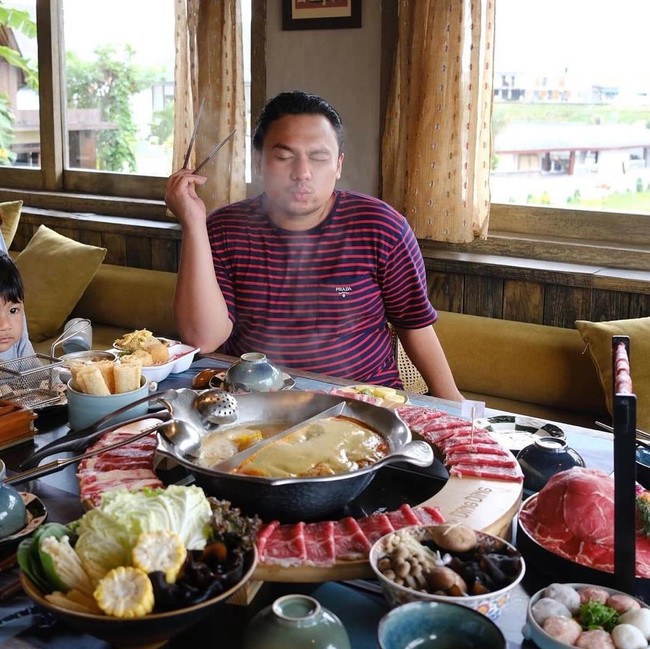 Keanu Agl Hobi Kulineran, Makan Hot Pot di Bali hingga Mangga di Thailand
