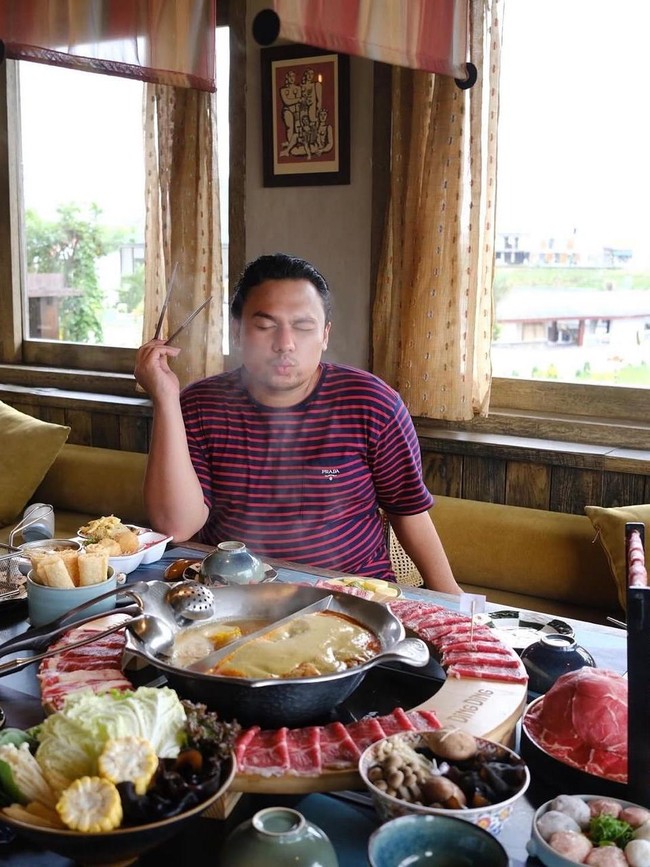 Keanu Agl Hobi Kulineran, Makan Hot Pot di Bali hingga Mangga di Thailand