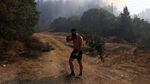 Kebakaran Hutan Dekati Permukiman, Petugas Berpacu Jinakkan Kobaran Api