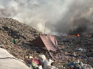 BNPB Ungkap Angin Kencang Jadi Kendala Pemadaman Api di TPA Jatiwaringin