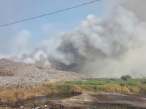 Update Kebakaran TPA Jatiwaringin: Api Belum Padam, Petugas Terkepung Asap