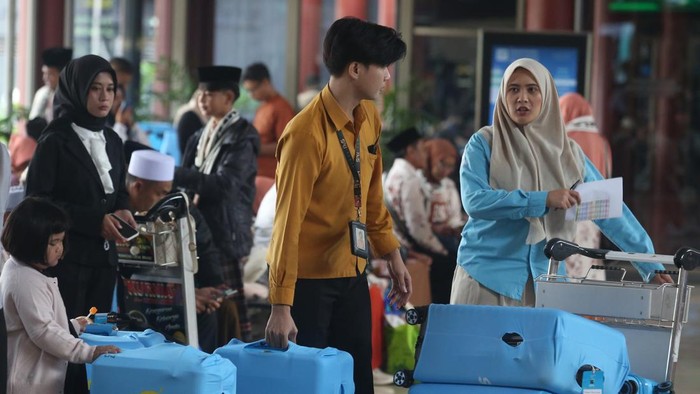 Jamaah calon umrah tengah lapor diri di Terminal 2 F Khusus Umrah dan Haji Bandara Soekarno-Hatta, Tangerang, Banten, Rabu (1/7/2026). PT Angkasa Pura Indonesia Cabang Soekarno-Hatta mulai Rabu (1/7) memindahkan seluruh layanan umrah dari Terminal 3 
