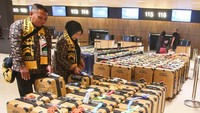 Jemaah calon umrah menata koper sebelum melapor di Terminal 2F Khusus Umrah dan Haji Bandara Soekarno-Hatta, Tangerang, Banten, Rabu (1/7/2026). Mulai 1 Juli 2026, seluruh layanan keberangkatan umrah dipusatkan di terminal tersebut. ANTARA FOTO/Muhammad Iqbal