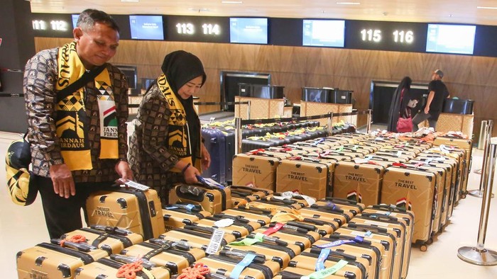 Jamaah calon umrah tengah lapor diri di Terminal 2 F Khusus Umrah dan Haji Bandara Soekarno-Hatta, Tangerang, Banten, Rabu (1/7/2026). PT Angkasa Pura Indonesia Cabang Soekarno-Hatta mulai Rabu (1/7) memindahkan seluruh layanan umrah dari Terminal 3 ke Terminal 2F Khusus Umrah dan Haji berdasarkan surat edaran Dirjen Penyelenggaraan Haji dan Umrah Kementerian Haji dan Umrah. ANTARA FOTO/Muhammad Iqbal/tom.