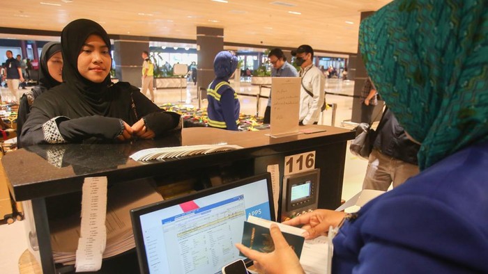 Jamaah calon umrah tengah lapor diri di Terminal 2 F Khusus Umrah dan Haji Bandara Soekarno-Hatta, Tangerang, Banten, Rabu (1/7/2026). PT Angkasa Pura Indonesia Cabang Soekarno-Hatta mulai Rabu (1/7) memindahkan seluruh layanan umrah dari Terminal 3 ke Terminal 2F Khusus Umrah dan Haji berdasarkan surat edaran Dirjen Penyelenggaraan Haji dan Umrah Kementerian Haji dan Umrah. ANTARA FOTO/Muhammad Iqbal/tom.