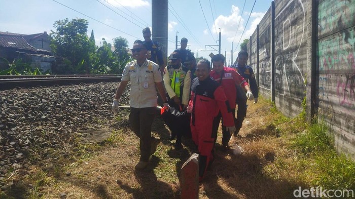 Evakuasi korban tewas tertabrak KRL di erlintasan Kampung Klasemen, Klaten Tengah, Klaten, Rabu (1/7/2026).
