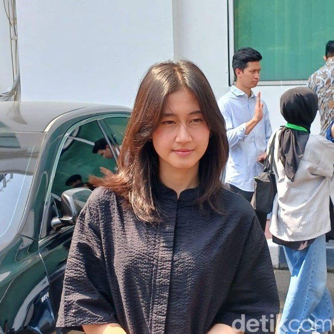 Kehadiran Keisya Levronka Dampingi Adik Hadiri Sidang di PN Jakarta Barat