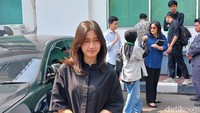 Kehadiran Keisya Levronka Dampingi Adik Hadiri Sidang di PN Jakarta Barat