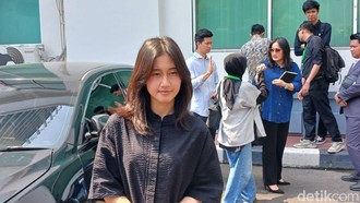 Kehadiran Keisya Levronka Dampingi Adik Hadiri Sidang di PN Jakarta Barat