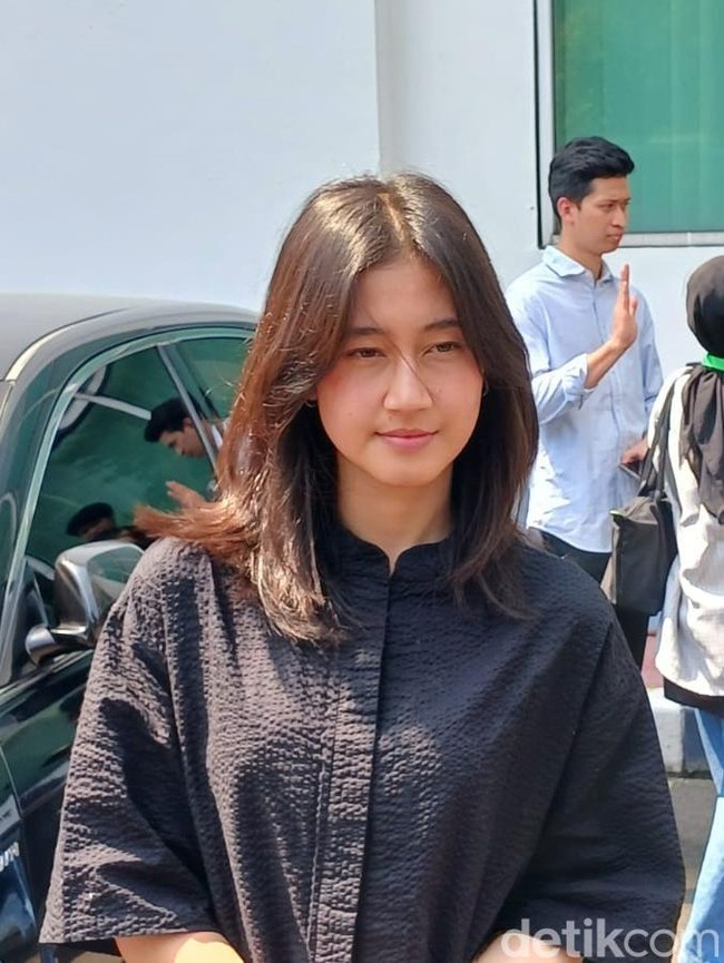 Kehadiran Keisya Levronka Dampingi Adik Hadiri Sidang di PN Jakarta Barat