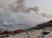Ngerinya Kebakaran TPA Jatiwaringin hingga Sehari Semalam