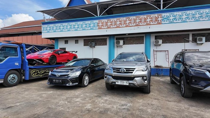 Kendaraan sitaan dalam perkara dugaan korupsi pertambangan bauksit di Kalbar dikirim ke Kejagung.