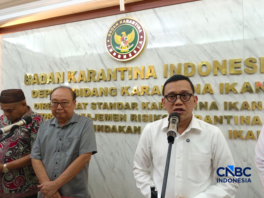 Kepala Barantin Abdul Kadir Karding bersama Perkumpulan Pengusaha Sarang Burung Indonesia saat konferensi pers di kantornya, Jakarta, Rabu (1/7/2026). Kepala Barantin Abdul Kadir Karding bersama Perkumpulan Pengusaha Sarang Burung Indonesia saat konferensi pers di kantornya, Jakarta, Rabu (1/7/2026). (CNBC Indonesia/Martyasari Rizky)