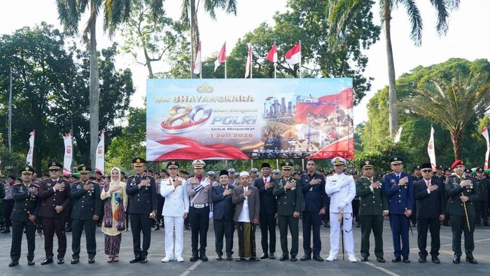 Ketua DPRD Kota Bogor, Dr. Adityawarman Adil, menghadiri upacara peringatan Hari Bhayangkara ke-80 yang digelar di Plaza Balaikota Bogor pada Rabu 1 Juli 2026.