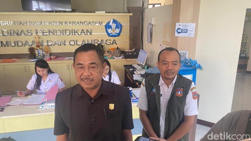 Ketua Komisi IV DPRD Karangasem, I Wayan Sudira saat ditemui di Disdikpora Karangasem terkait masih ada siswa yang belum dapat sekolah, Rabu (1/7/2026) (foto: I Wayan Selamat Juniasa)