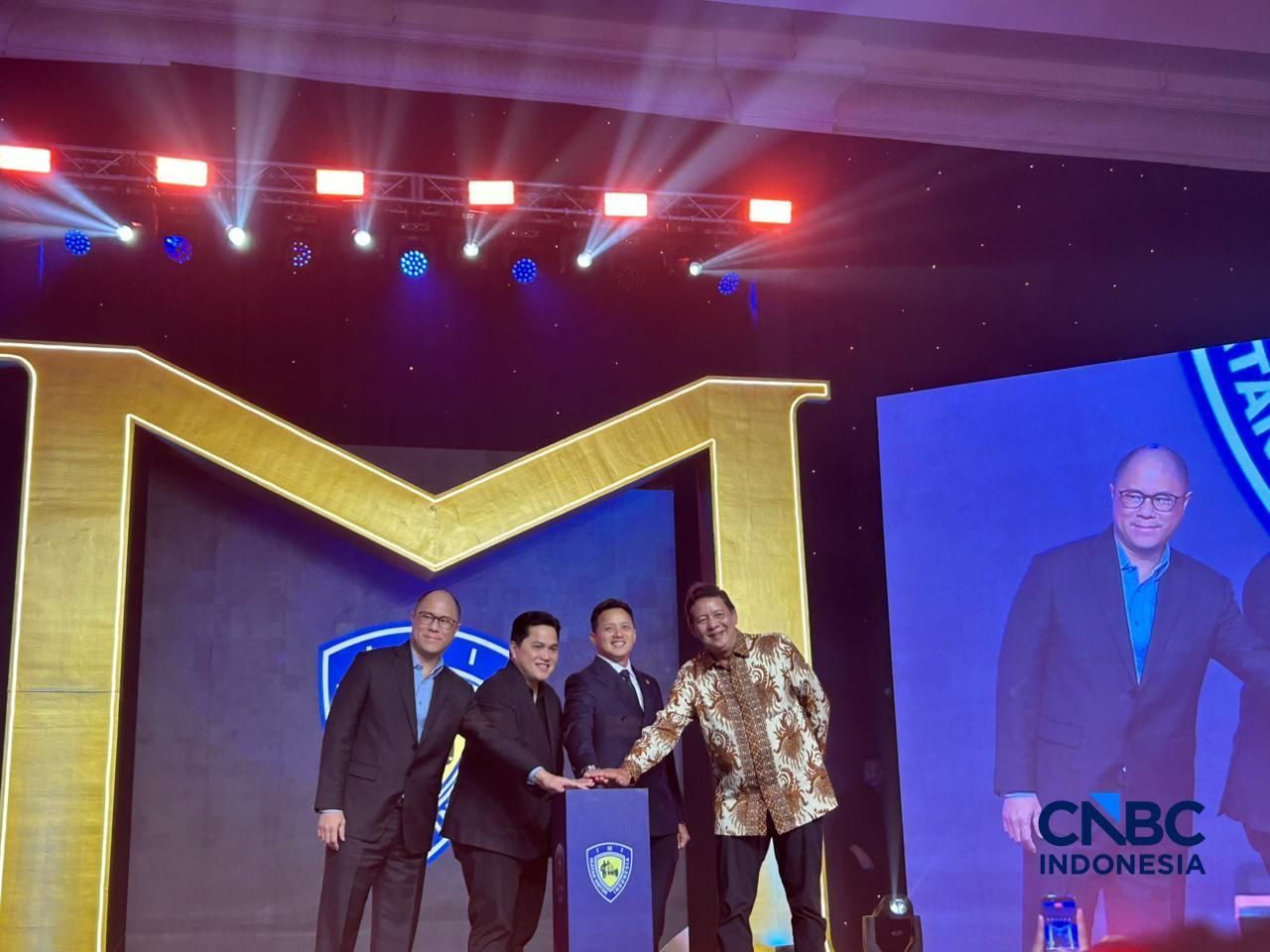 Ketua Panitia IMI Awards 2026 Bayu Priawan Djokosoetono, Ketua Umum IMI Moreno Soeprapto, Menpora Erick Thohir dalam IMI Awards 2026 yang diselenggarakan yang digelar Rabu (1/7/2026). (CNBC Indonesia/ Elga Nurmutia)