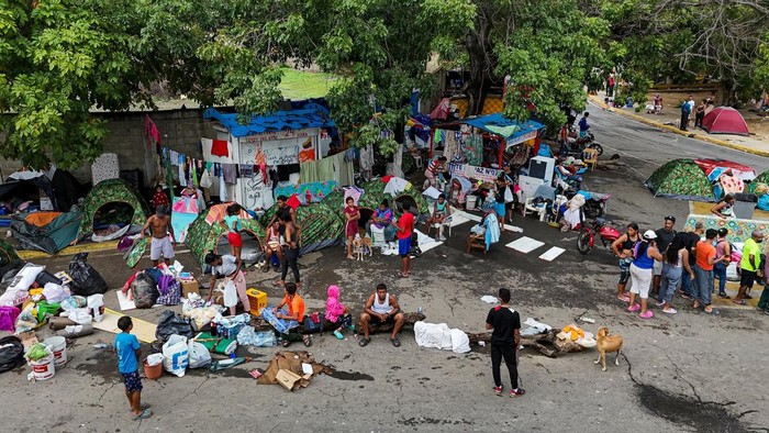 Aerial view of displaced people near a park in Caraballeda, La Guaira state, Venezuela, on June 30, 2026, following earthquakes.  MIGUEL MEDINA/Pool via REUTERS     TPX IMAGES OF THE DAY