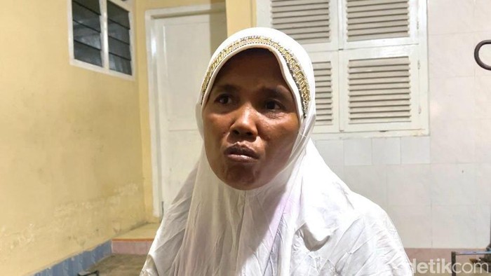 Dewi saat diwawancarai di rumahnya.
